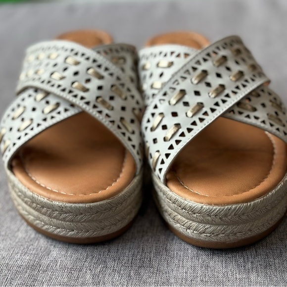 Bella Vita Exa-Italy Wedge Sandal, White/Champagne Leather, 8.5 Wide - Picture 4 of 8